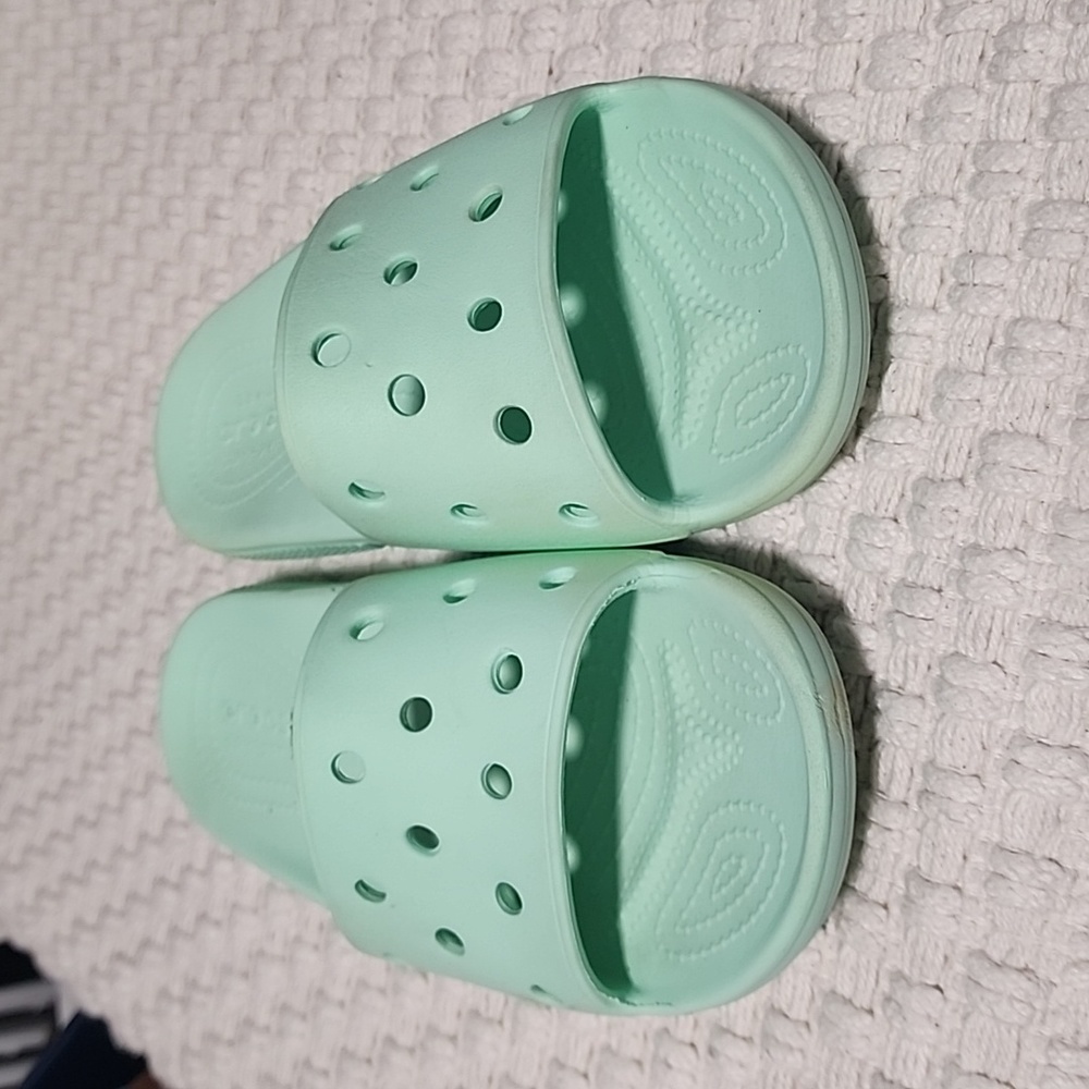 Crocs Green Slides Pre-owned in good condition Size 7 Vacation Pool